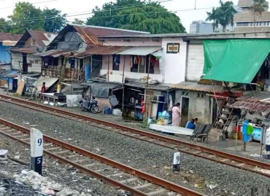 Pemukiman kumuh di Rel Penjompongan, Jakarta Pusat, Jumat 16 Mei 2025. (Sumber: Poskota/M. Tegar jihad)