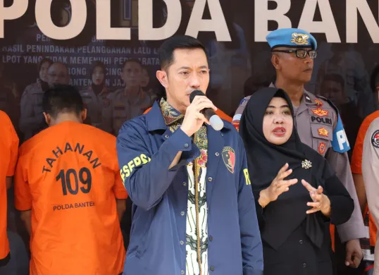 Dirreskrimum Kombes Dian Setiyawan memberikan keterangan pers terkait kasus dugaan premanisme proyek di PT CCE. (Sumber: Dok. Humas Polda Banten)