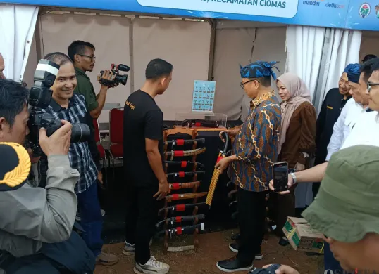 Mendes, Yandri Susanto; Wamendes PDT, Riza Patria; dan Wamen LH, Diaz Hendopriono mengunjungi Festival Bangun Desa Bangun Indonesia di Kabupaten Serang. (Sumber: Poskota/Rahmat Haryono)