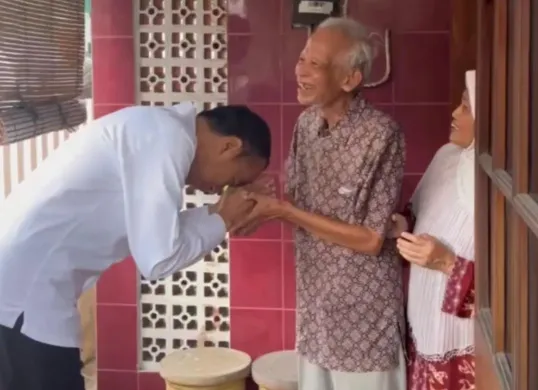 Potret Joko Widodo alias Jokowi datang ke rumah mantan dosen Universitas Gadjah Mada (UGM), Ir. Kasmudjo. (Sumber: Instagram/@jokowi)