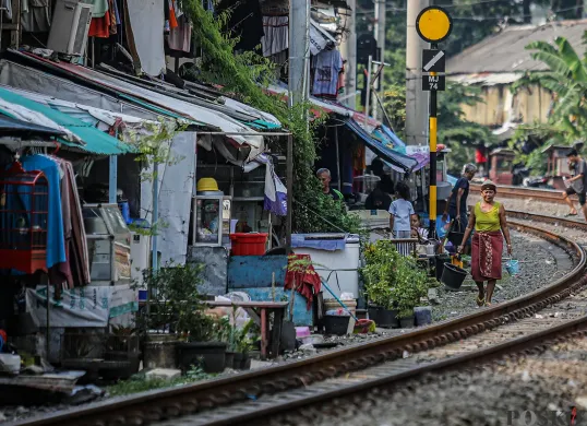 Warga beraktivitas di kawasan padat penduduk di Pejompongan, Jakarta, Jumat, 16 Mei 2025. (Sumber: Poskota/Bilal Nugraha Ginanjar)