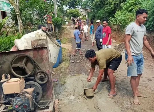 Puluhan warga Kampung Jaha, Desa Kadubelang, Kecamatan Mekarjaya, Kabupaten Pandeglang, saat melakukan perbaikan jalan secara swadaya, Jumat, 16 Mei 2025. (Sumber: Dok. Warga)