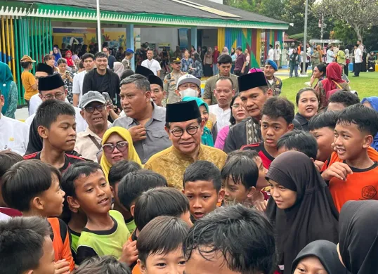 Gubernur Jakarta, Pramono mengunjungi Taman Kalijodo di Tambora, Jakarta Barat, Jumat, 16 Mei 2025. Ia berjanji akan membenahi 55 RW kumuh di wilayahnya. (Sumber: Poskota/Pandi Ramedhan)