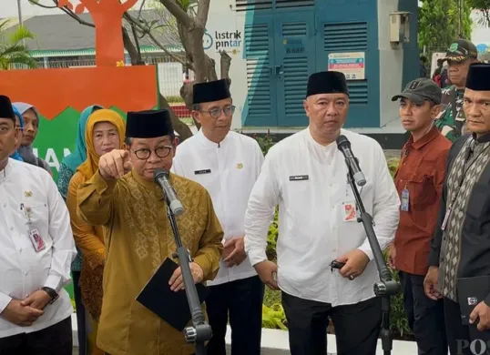 Gubernur Jakarta, Pramono Anung, saat doorstop media, Jumat, 16 Mei 2025. Kepada wartawan, ia mengaku tak mengetahui soal Sekda Jakarta Marullah Matali yang dilaporkan ke KPK karena kasus jual beli jabatan. (Sumber: Poskota/Pandi Ramedhan)