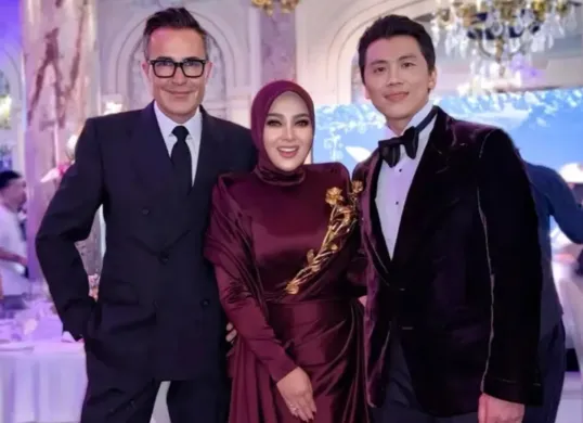 Potret Syahrini (tengah), Reino Barrack (kanan) dan petinggi Hermes Michael Costefr (kiri) saat berada di Gala Dinner Cannes Film Festival 2025. (Sumber: Instagram/@houseofsyahrini)