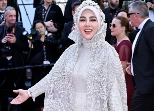 Potret penyanyi Syahrini saat berjalan di red carpet Cannes Film Festival 2025. (Sumber: Instagram/@houseofsyahrini)
