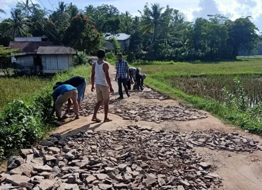 Sejumlah warga Kampung Jaha, Desa Kadubelang, Kecamatan Mekarjaya, Kabupaten Pandeglang, saat melakukan perbaikan jalan secara swadaya, Jumat, 16 Mei 2025. (Sumber: Dok. Warga)