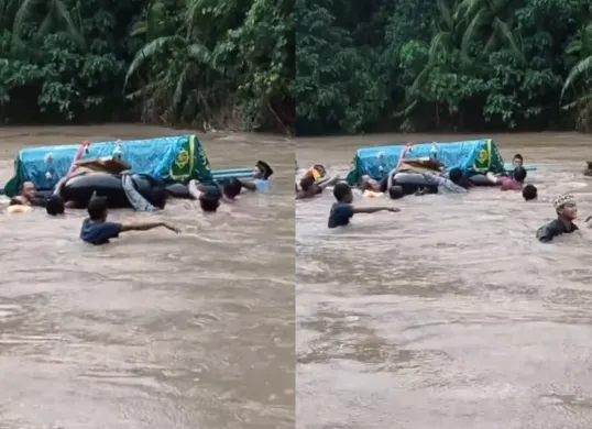 Momen para warga gotong-royong bawa keranda jenazah menyeberangi sungai.