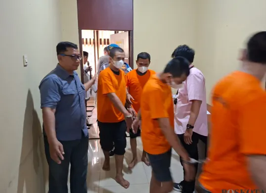 Kapolsek Bojonggede Kompol Fauzan Thohari bersama Kanit Reskrim Iptu Sugeng berhasil menangkap empat pelaku pengedar obat-obatan keras, Jumat, 16 Mei 2025. (Sumber: Poskota/Angga Pahlevi)
