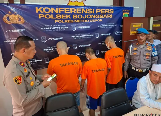 Kapolsek Bojongsari Kompol Fauzan saat menggelar konferensi pers penangkapan tiga pelaku curanmor, Jumat, 16 Mei 2025. (Sumber: Poskota/Angga Pahlevi)