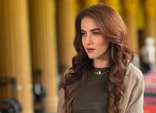 Olla Ramlan resmi buka hijab dan pamerkan rambut panjangnya. Keputusan ini diambil setelah refleksi panjang, jadi sorotan usai hadir di pernikahan Luna Maya dengan gaya berbeda. (Sumber: Capture Instagram Olla Ramlan)
