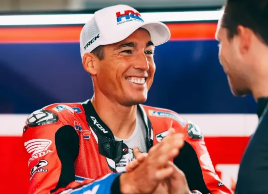 Aleix Espargaro, pembalap sekaligus penguji Honda, menunjukkan keyakinan penuh terhadap potensi tim LCR Honda. (Sumber: @aleixespargaro)
