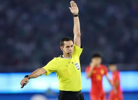 Wasit asal Uzbekistan, Rustam Lutfulin. (Sumber: @Rustamlutfullin1991)