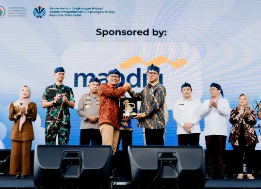 Pejabat Eksekutif Bank Mandiri Ari Rizaldi saat menghadiri Festival Bangun Desa, Bangun Indonesia di Serang, Banten, Jumat, 16 Mei 2025. Bank Mandiri berkomitmen dalam kemandirian dan pembangunan desa secara inklusif. (Sumber: Bank Mandiri)