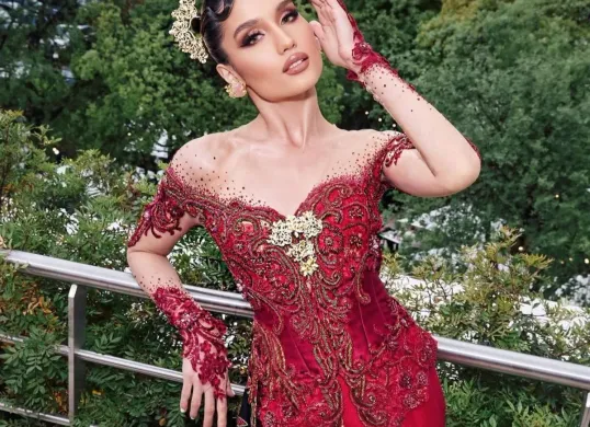 Cinta Laura membeberkan makna kebaya yang dipakainya di acara Festival Film Cannes 2025 Prancis, yang menjadi sorotan publik. (Sumber: Instagram/@claurakhiel)