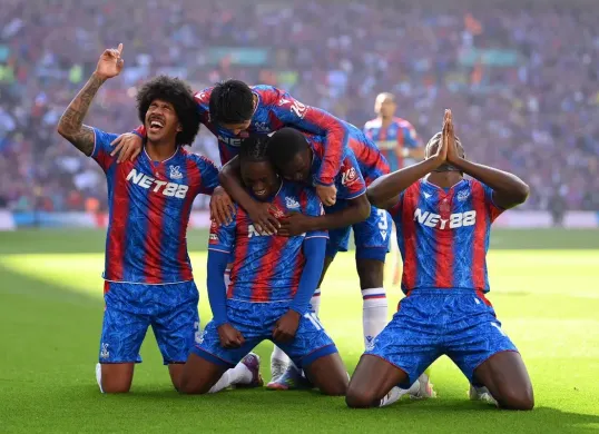 Para pemain Crystal Palace merayakan gol yang diciptakan Eberechi Eze ke gawang Manchester City di final FA Cup 2025. (Sumber: Instagram @emiratesfacup)