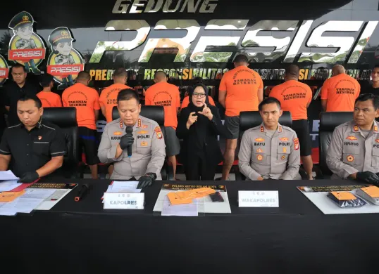 Pelaku penarik paksa mobil mahasiswa dalam gelar perkara di Mapolres Metro Bekasi Kota, Jumat, 16 Mei 2025. (Sumber: Dok. Polres Metro Bekasi Kota)