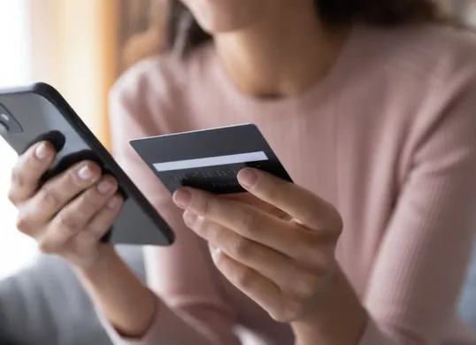 lustrasi aplikasi pinjol ilegal yang mencairkan dana ke DANA meskipun pengguna memakai data tidak valid. (Sumber: Pinterest)