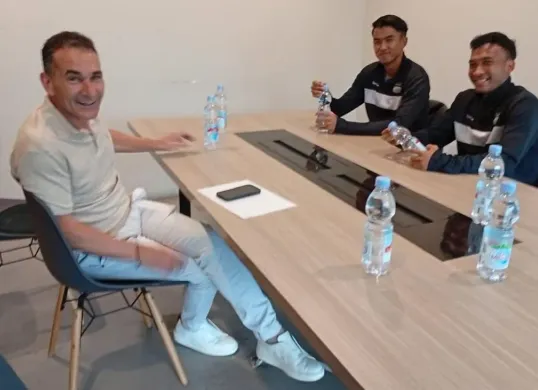 Pelatih Timnas Indonesia U23, Gerald Vanenburg temui dua pemain Persib Bandung, Kakang Rudianto dan Robi Darwis. (Foto: Instagram/@geraldvanenburgofficial)