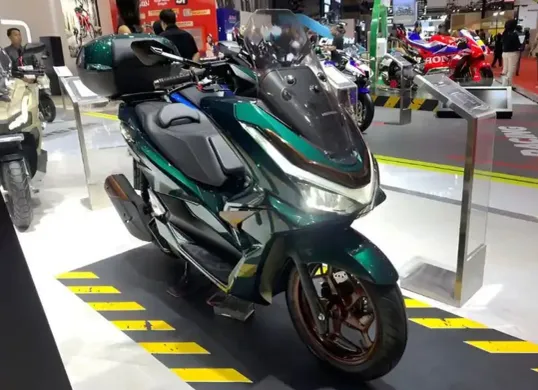 New Honda PCX 160 warna terbaru, termasuk dalam daftar motor matic yang mendapat potongan hingga Rp 1,9 juta dalam promo Maygic Sale. (Sumber: Dok/PT Astra Honda Motor)