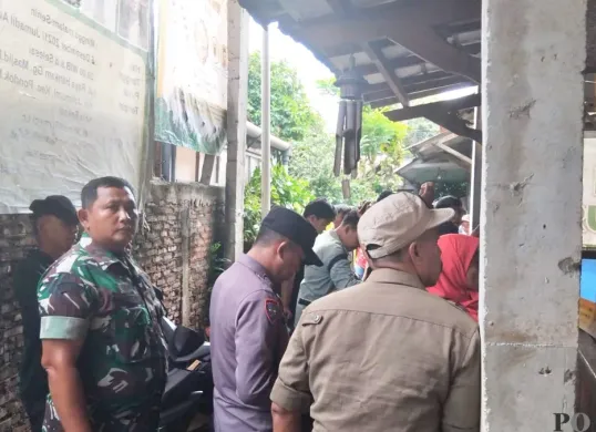 Sejumlah aparat berada di lokasi ustaz gadungan mencabuli sejumlah korbannya, kawasan Pondok Melati, Kota Bekasi. (Sumber: Poskota/Nurpini Aulia Rapika)