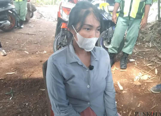 Korban pencabulan oknum guru Spiritual di Kelurahan Jatimurni, Kecamatan Pondok Melati, Kota Bekasi, K, 28, mengaku trauma dengan tindakan cabul ustaz gadungan, Sabtu 17 Mei 2025. (Sumber: Poskota/Nurpini Aulia Rapika)