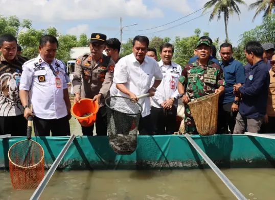 Pemkab Tangerang menggelar kegiatan Panen Raya sekaligus mencanangkan Desa Gandaria sebagai Kampung Budidaya Perikanan kepada Keluarga Risiko Stunting, Sabtu, 17 Mei 2025. (Sumber: Bagian Protokol dan Komunikasi Pimpinan Setda Kabupaten Tangerang)