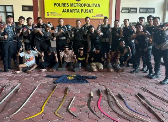 Sat Samapta Polres Metro Jakarta Pusat menangkap enam remaja bersenjata tajam diduga hendak tawuran di Jalan Pal Putih, Kelurahan Kramat, Kecamatan Senen, Jakarta Pusat, Sabtu, 17 Mei 2025. (Sumber: Polres Metro Jakarta Pusat)