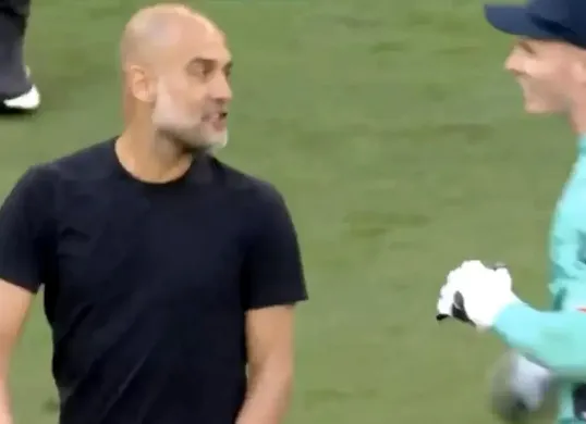 Tangkap layar saat Pep Guardiola terlibat cekcok dengan Dean Henderson seusai laga final Piala FA 2025 antara Crystal Palace vs Manchester City.