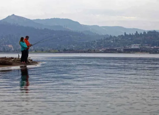 Ilustrasi. Seorang pria dan perempuan sedang memancing. (Sumber: PxHere)