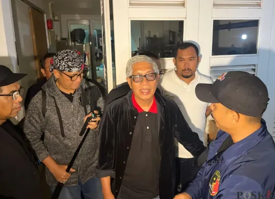 Polda Banten mendatangi kediaman Charlie Chandra di kawasan Kemayoran, Jakarta Pusat, untuk melakukan penahanan, Sabtu, 17 Mei 2025, malam WIB. (Sumber: Poskota/Pandi Ramedhan)