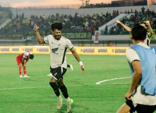 Bek PSM, Aloisio Neto merayakan gol ke gawang Barito Putera di laga pekan 33 Liga 1 2024-25. (Sumber: Instagram @psm_makassar)