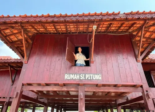 Pengunjung berada di Rumah Si Pitung yang berlokasi di Jalan Kampung Marunda Pulo 2 RT 02 RW 07, Cilincing, Jakarta Utara, (Sumber: Poskota/Pandi Ramedhan)