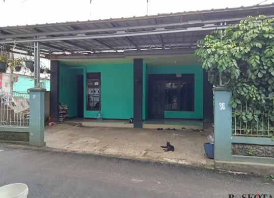 Rumah ustaz gadungan cabul, M, 61 tahun, di Kelurahan Jatimurni, Kecamatan Pondok Melati, Kota Bekasi, tampak sepi pada Sabtu, 17 Mei 2025. Pendopo tempat pencabulan berada persis dibelakang rumah ini. (Sumber: Poskota/Nurpini Aulia Rapika)