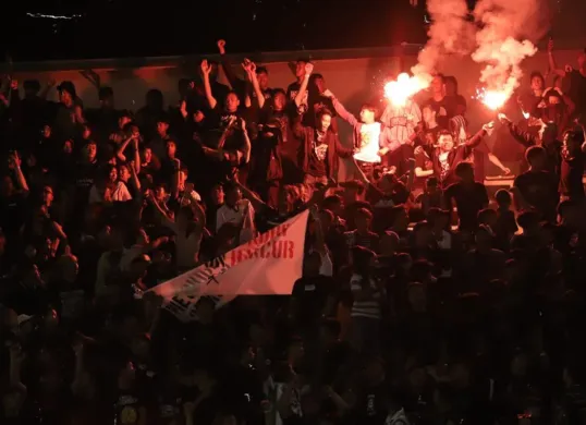 Ilustrasi, suporter PSS Sleman menyalakan flare. (Sumber: pssleman.id)