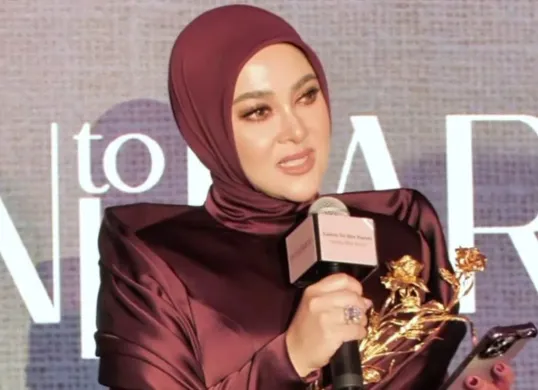 Syahrini menerima penghargaan di Festival Film Cannes 2025. (Sumber: Instagram/@princessyahrini)