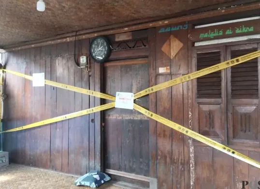 TKP pencabulan ustaz gadungan di Pondok Melati, Bekasi, disegel aparat. (Sumber: Poskota/Nurpini Aulia Rapika)