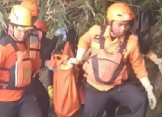 Tim SAR gabungan mengevakuasi jasad balita hanyut dari Sungai Cisadane, Ciseeng, Kabupaten Bogor. (Sumber: Instagram/relawanpasundan)