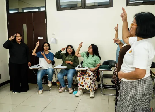 Belajar Bahasa Isyarat di Gereja