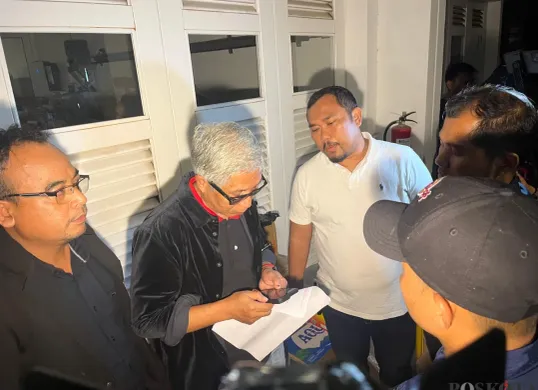 Polda Banten mendatangi kediaman Charlie Chandra di kawasan Kemayoran, Jakarta Pusat, untuk melakukan penahanan, Sabtu, 17 Mei 2025, malam. (Sumber: Poskota/Pandi Ramedhan)