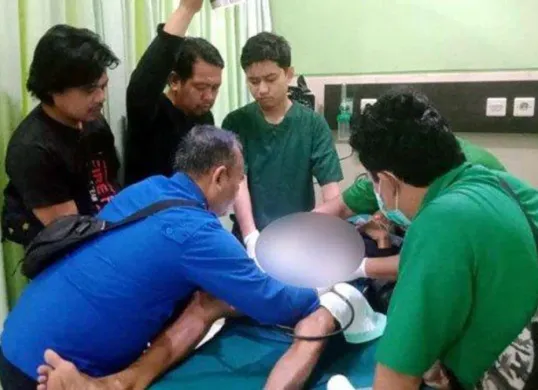 Kakek Suroso mendapatkan pertolongan medis dari petugas Damkar setelah alat vitalnya terjepit paralon.