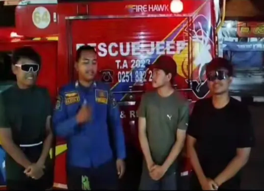 Petugas Pemadam Kota Bogor bersama Tiga Pemuda yang Kehabisan Uang untuk Pulang saat Lari Malam pada Sabtu, 17 Mei 2025. (Sumber: Damkar Bogor)