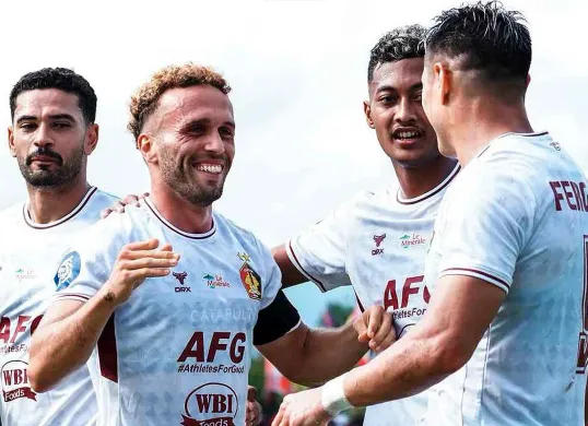 Para pemain Persik Kediri merayakan gol yang dicetak Ze Valente ke gawang Semen Padang pada pekan 33 Liga 1 musim 2024-25. (Sumber: Instagram @persikfcofficial)