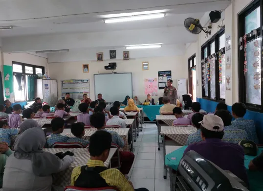 Didamping para orang tua, Kapolsek Cimanggis Kompol Jupriono memberikan penyuluhan dan pembinaan terhadap anak SD terlibat tawuran di Cilangkap, Kota Depok. (Sumber: Polsek Cimanggis)