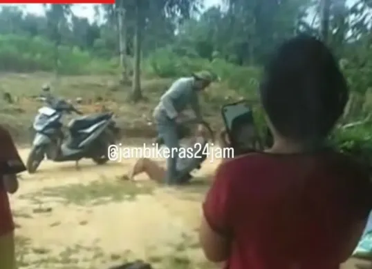 Momen seorang suami diduga melakukan penganiayaan dan ancaman kepada istrinya menggunakan celurit. (Sumber: Tangkap Layar Instagram/@jambikeras24jam)