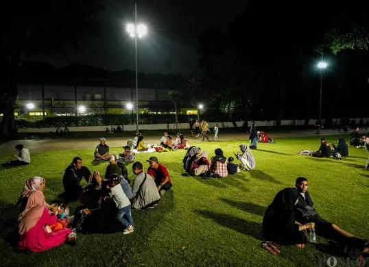 Ilustrasi, sejumlah warga menikmati sejumlah fasilitas yang ada di Taman Lapangan Banteng, Jakarta, Minggu, 18 Mei 2025 (malam). (Sumber: Poskota/Bilal Nugraha Ginanjar)