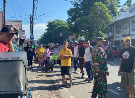 Sejumlah warga berkerumun di TKP tukang becak ditemukan meninggal dunia di Jalan Otista, Kecamatan Karawaci, Kota Tangerang, Minggu, 18 Mei 2025. (Sumber: Poskota/Primayanti Juli Kumala Manalu)