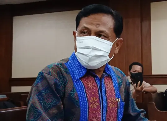 Eks Ketua PN Surabaya, Rudi Suparmono saat menghadiri sidang perdana kasus gratifikasi dari Ronald Tannur di Pengadilan Tipikor Jakarta Pusat, Senin, 19 Mei 2025. (Sumber: Poskota/Ramot Sormin)