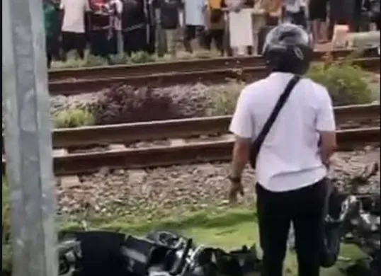 KA Malioboro Express tabrak 7 kendaraan di perlintasan Kelurahan Mangge, Magetan. 4 orang tewas, 3 luka. Diduga palang pintu terbuka saat kereta belum sepenuhnya lewat. (Sumber: Capture Instagram @arpah_prizensa)