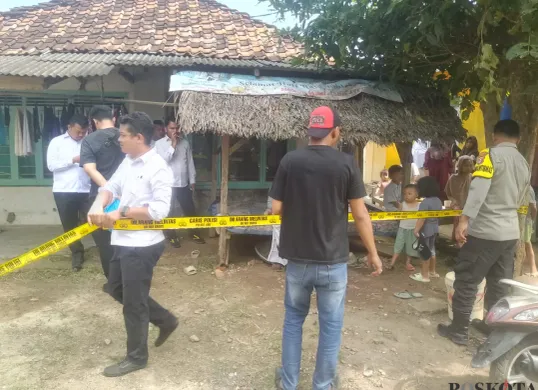 Personel Satreskrim Polres Serang dan Polsek Carenang mengamankan lokasi kejadian untuk penyelidikan terkait kasus penusukan yang mewaskan Misri. (Sumber: Polsek Carenang)